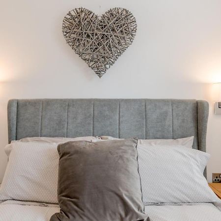Pass The Keys 1 Bed Albury Contemporary Apartment With Secure Parking ชรูว์สเบอรี ภายนอก รูปภาพ